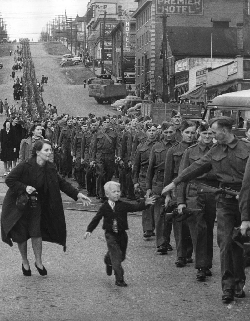Мальчик провожает отца на войну. 1940 год