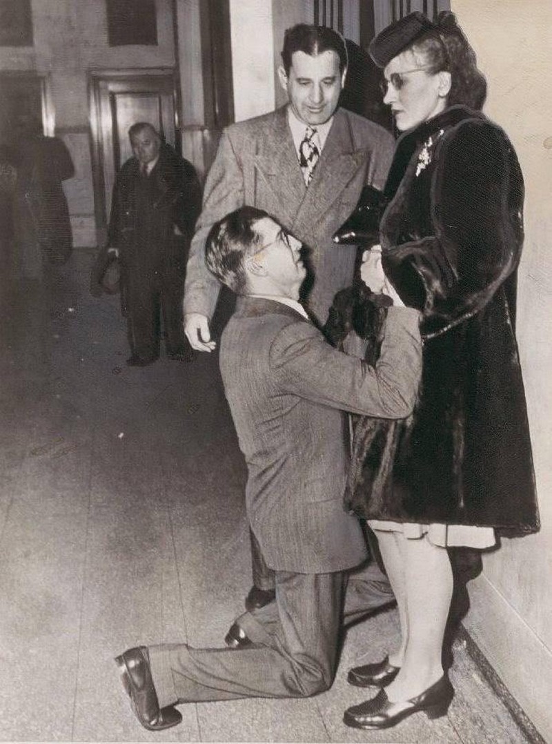 Мужчина умоляет жену забрать заявление на развод. Чикаго, 1948 год