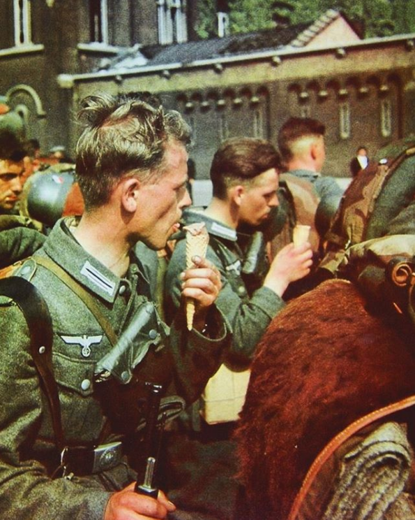 Немецкие солдаты в оккупированной Бельгии. 1940 год